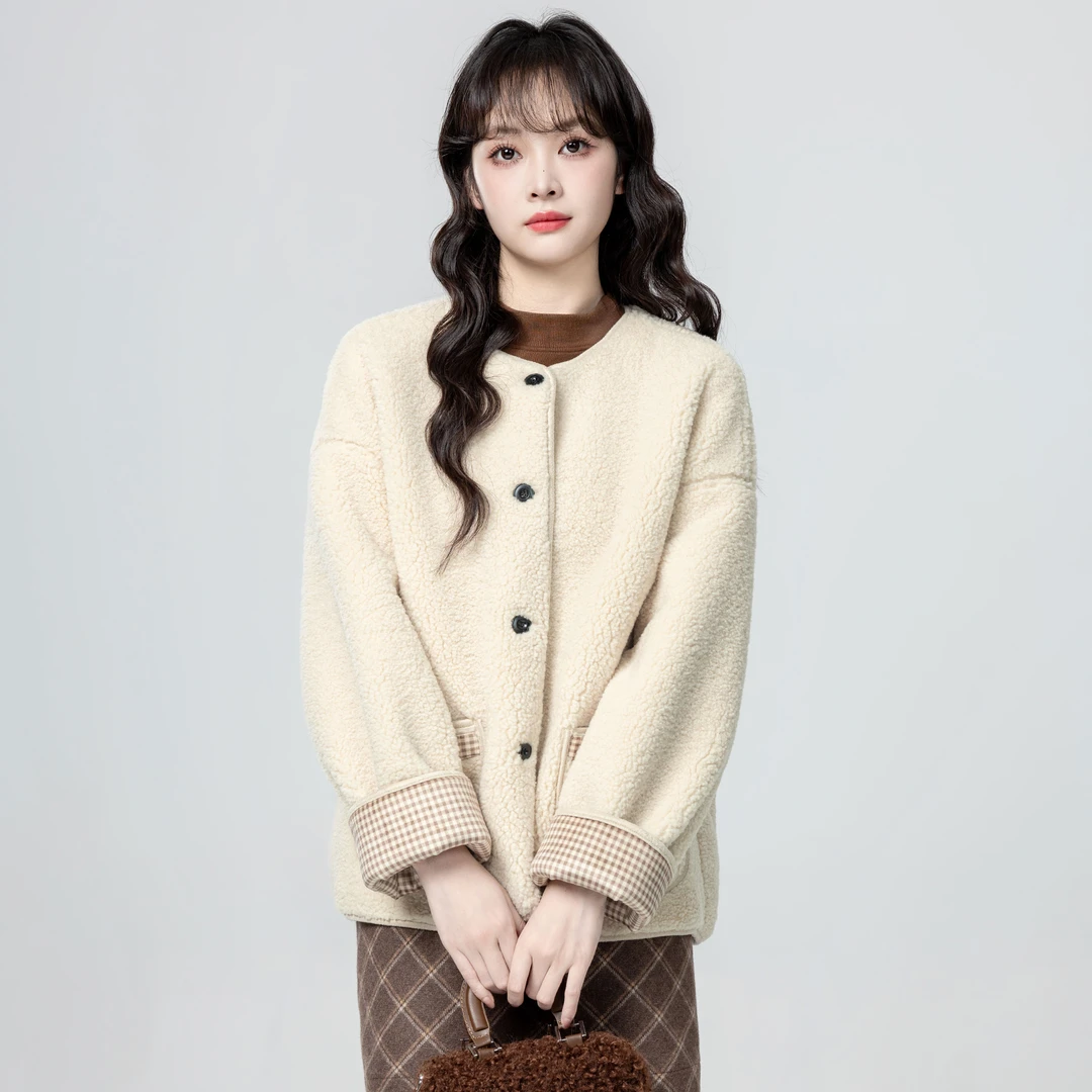 杏色圆领羊羔毛外套女冬2025冬季新款格纹拼接羊羔绒开衫保暖上衣