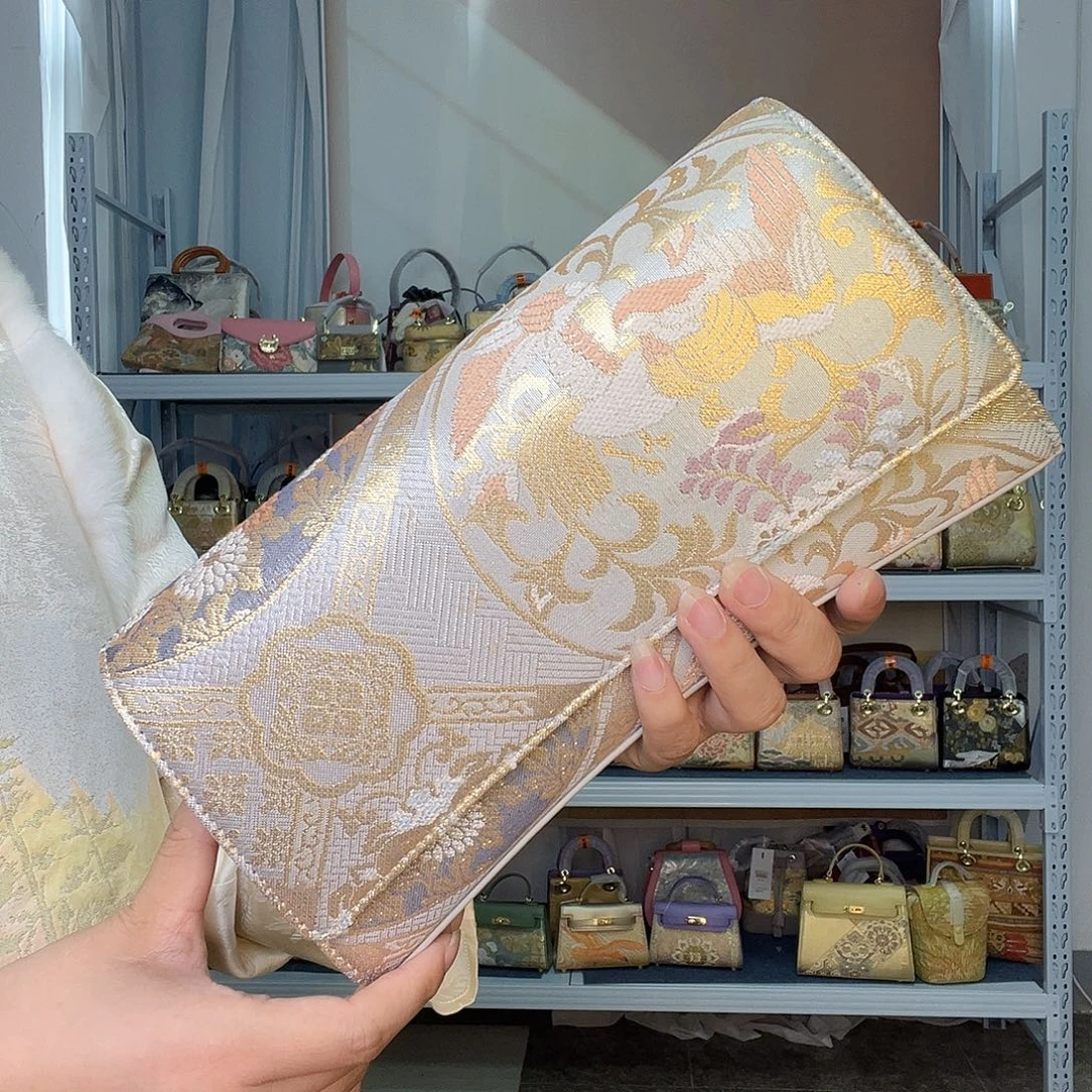 织物桑蚕丝非遗唐锦手拿晚宴
