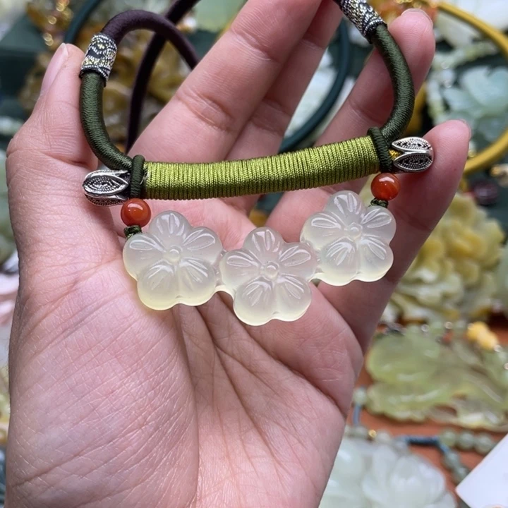 蛇纹石玉吊坠合金