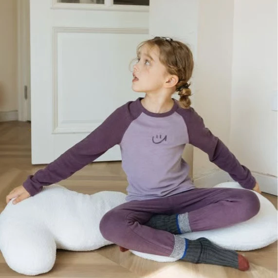 3957女童拼色笑脸秋衣套装