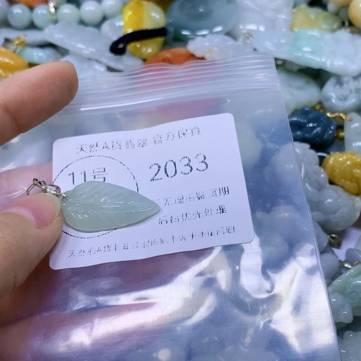 翡翠足银镶嵌颈饰翡翠