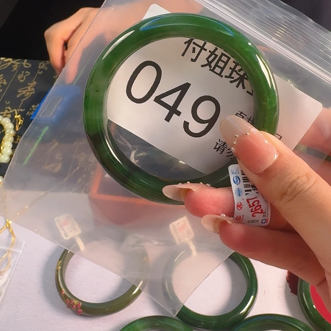 颈饰未镶嵌和田玉手镯58 049