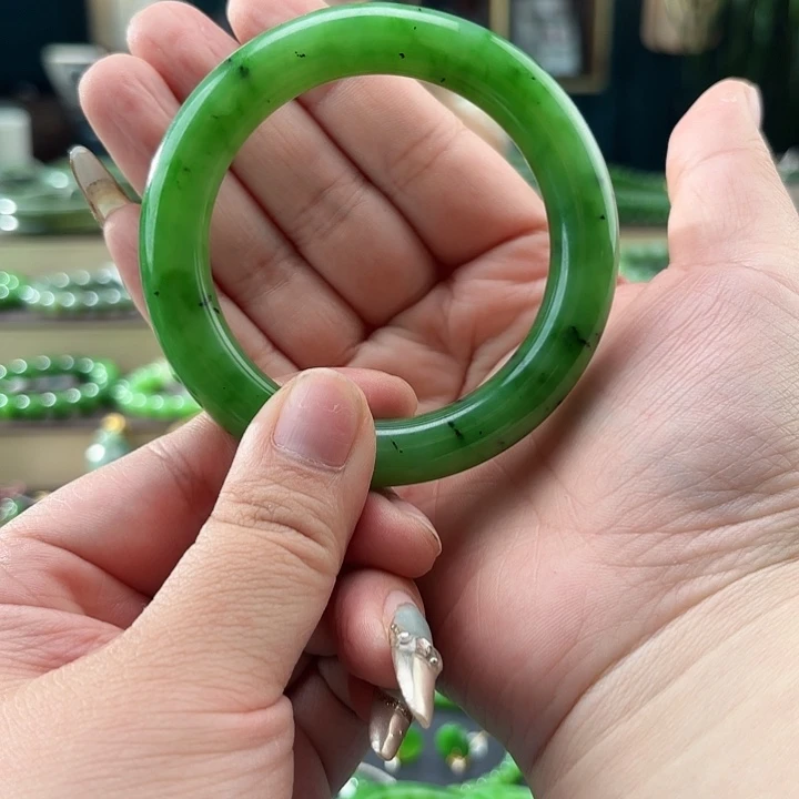 和田玉（碧玉）手镯未镶嵌大****姨