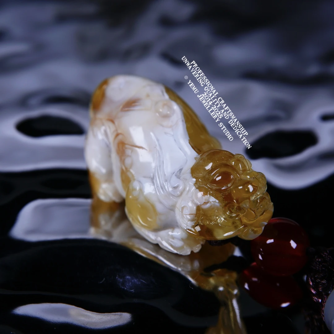 特惠！金漆白溶洞苏工貔貅手把件吊坠 有皮纹 天然俄料琥珀蜜蜡
