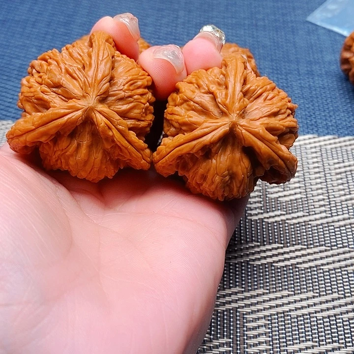 贾***城文玩核桃吊坠三棱