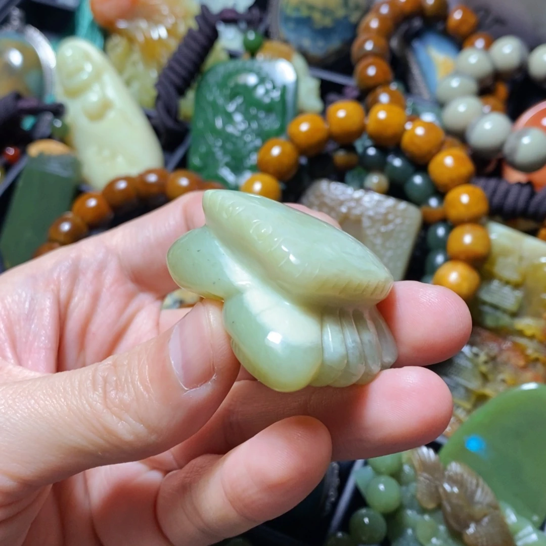 蛇纹石玉未镶嵌颈饰