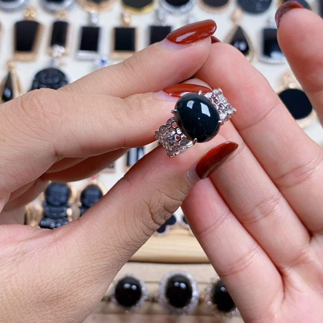 18K金镶嵌定制翡翠墨翠蛋面女戒