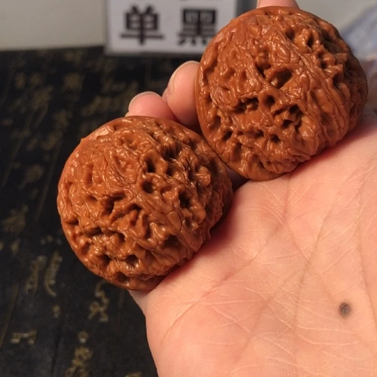 和***尘文玩核桃把件水龙纹43.5mm