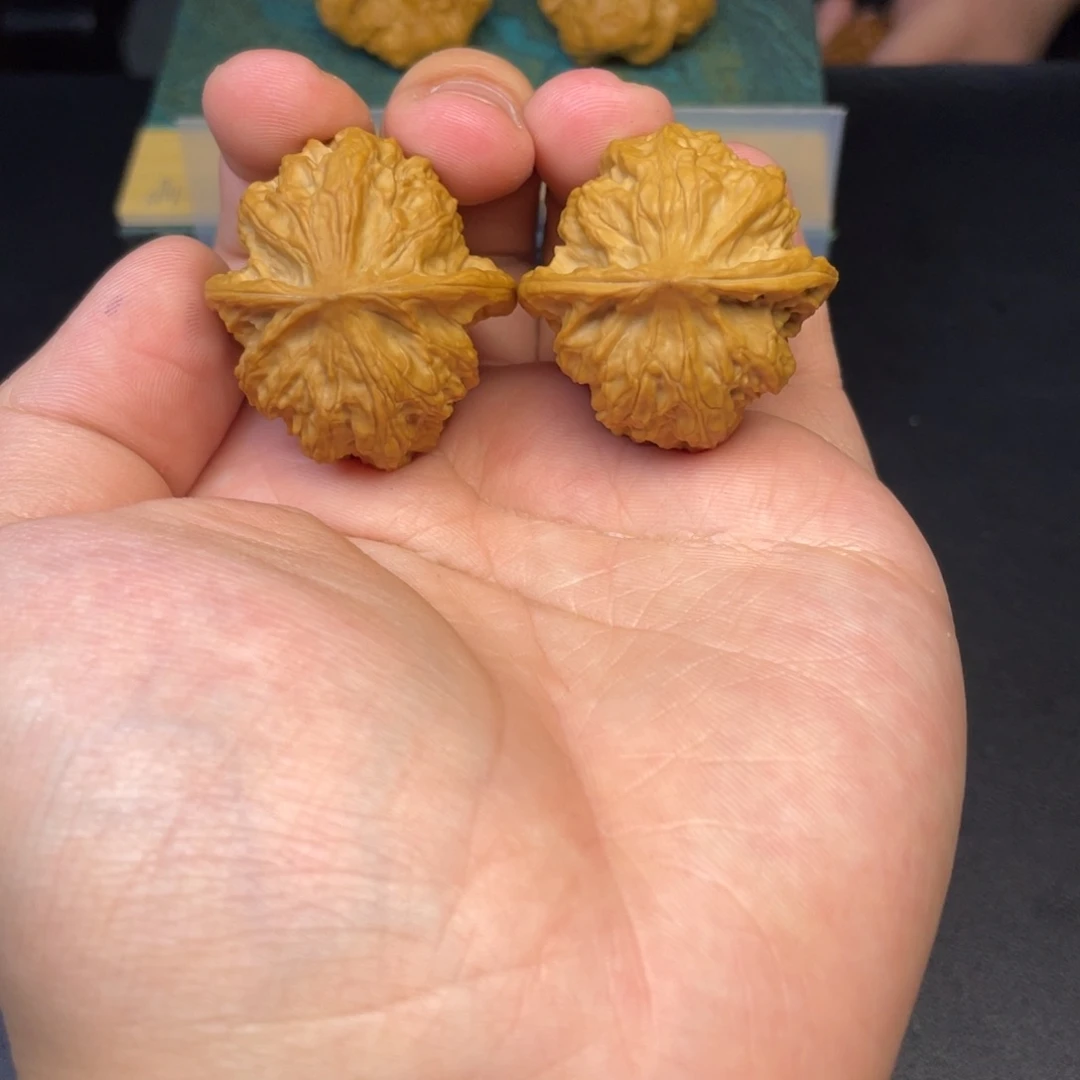 文玩核桃吊坠野狼