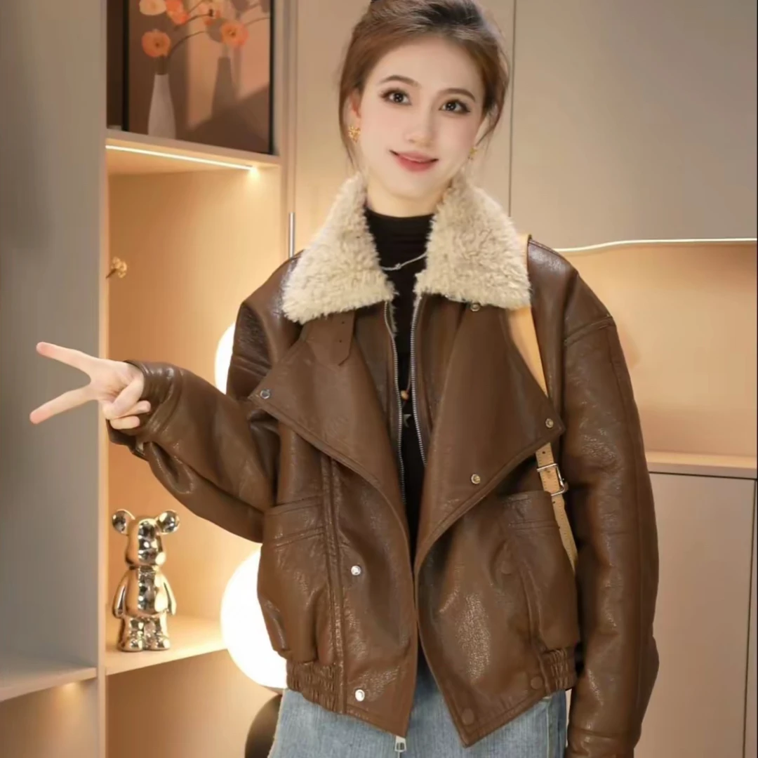 皮毛一体宽松仿羊羔毛拼接翻领皮夹克2025冬款时尚百搭外套女