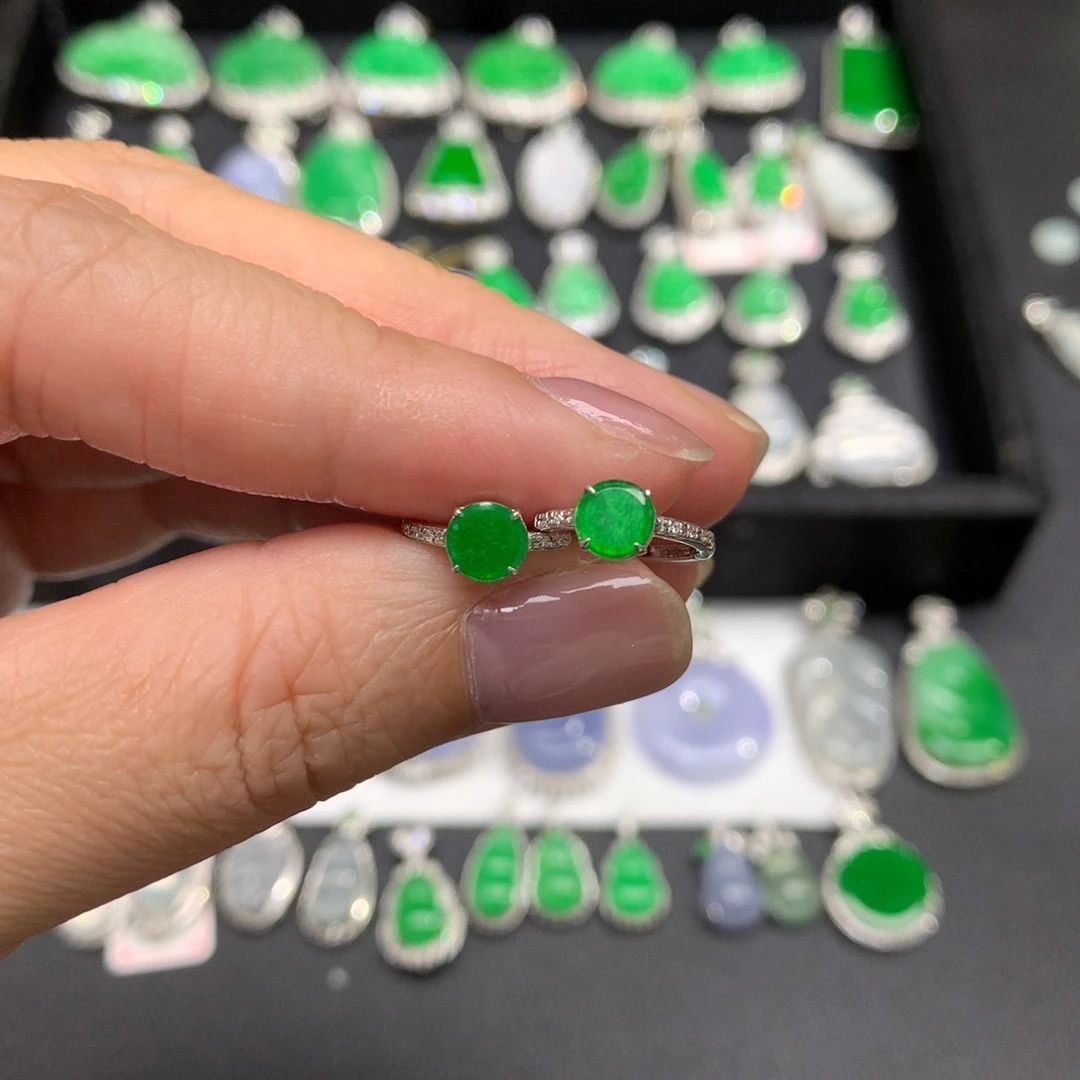 莉***翡翠18K金镶嵌耳饰绿