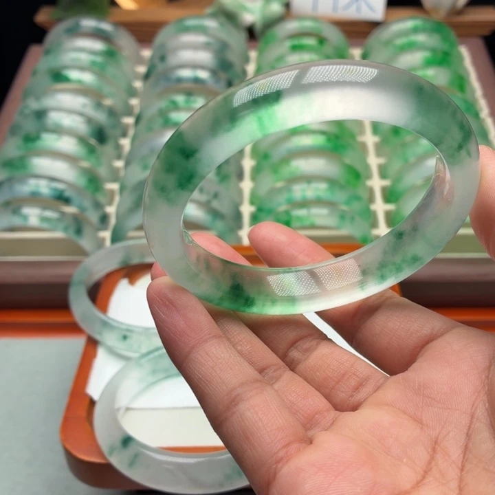 ****酒石英质玉未镶嵌手镯