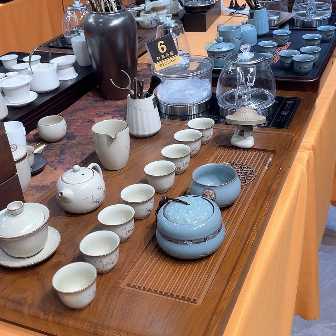瓷片茶盘的形状也非常独特与