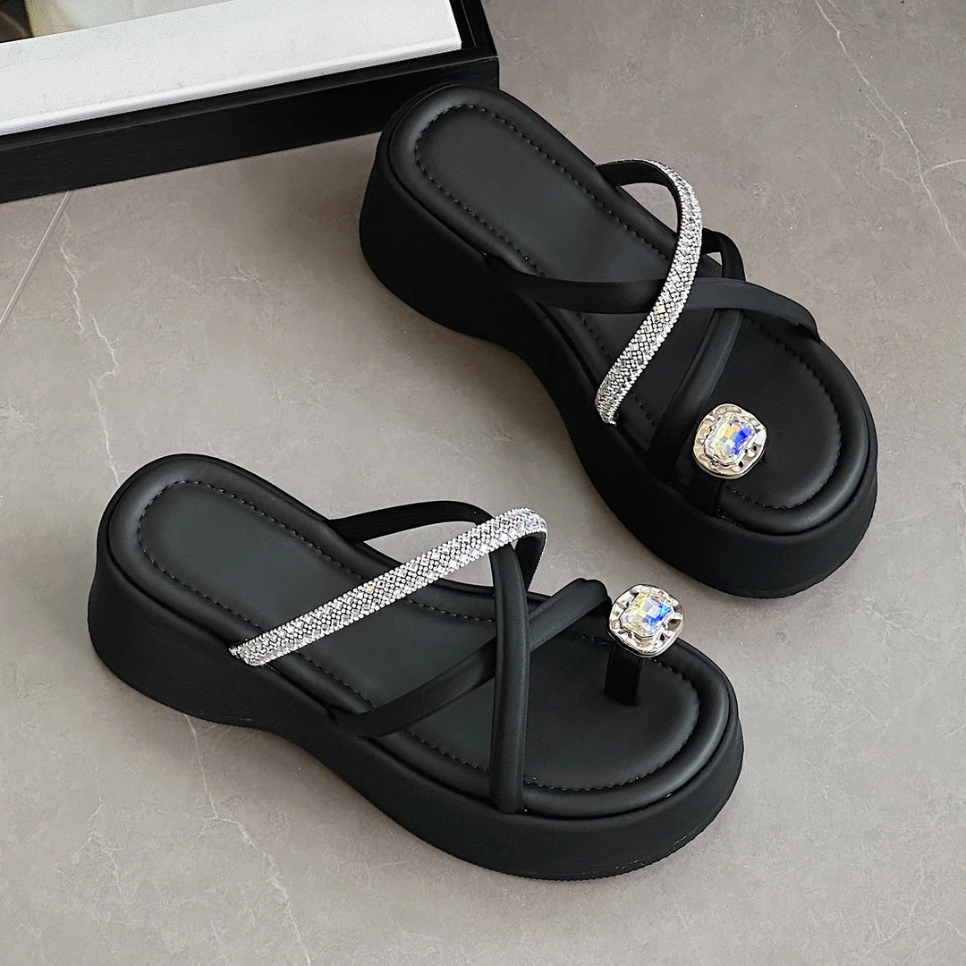 水钻夹脚拖鞋女2025新款夏外穿配裙子软底不累脚增高厚底沙滩凉拖