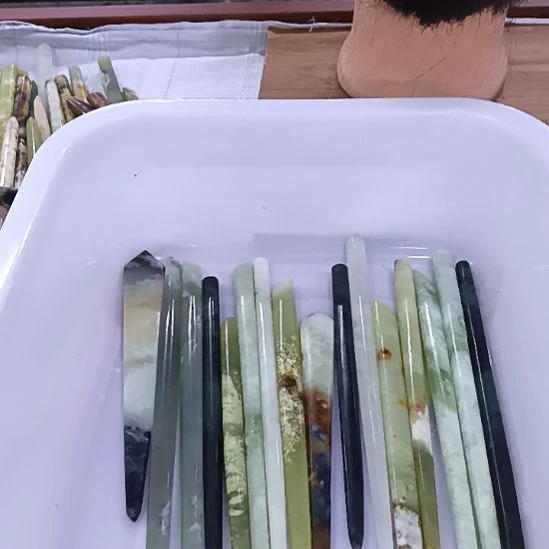 未镶嵌蛇纹石玉岫玉素棍发簪，纯天然俏色。