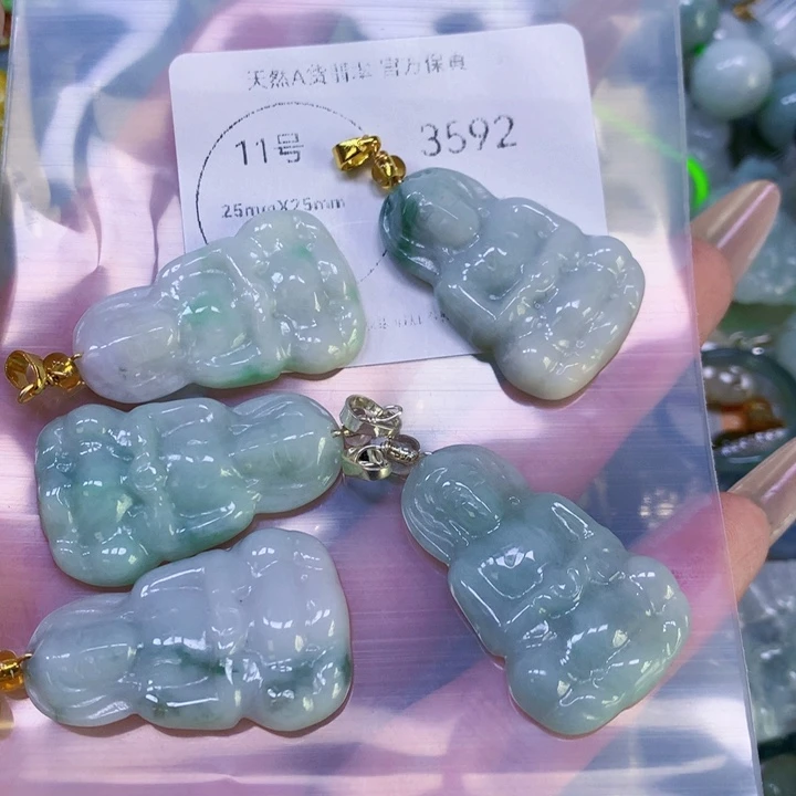 翡翠吊坠(赠链)未镶嵌翡翠