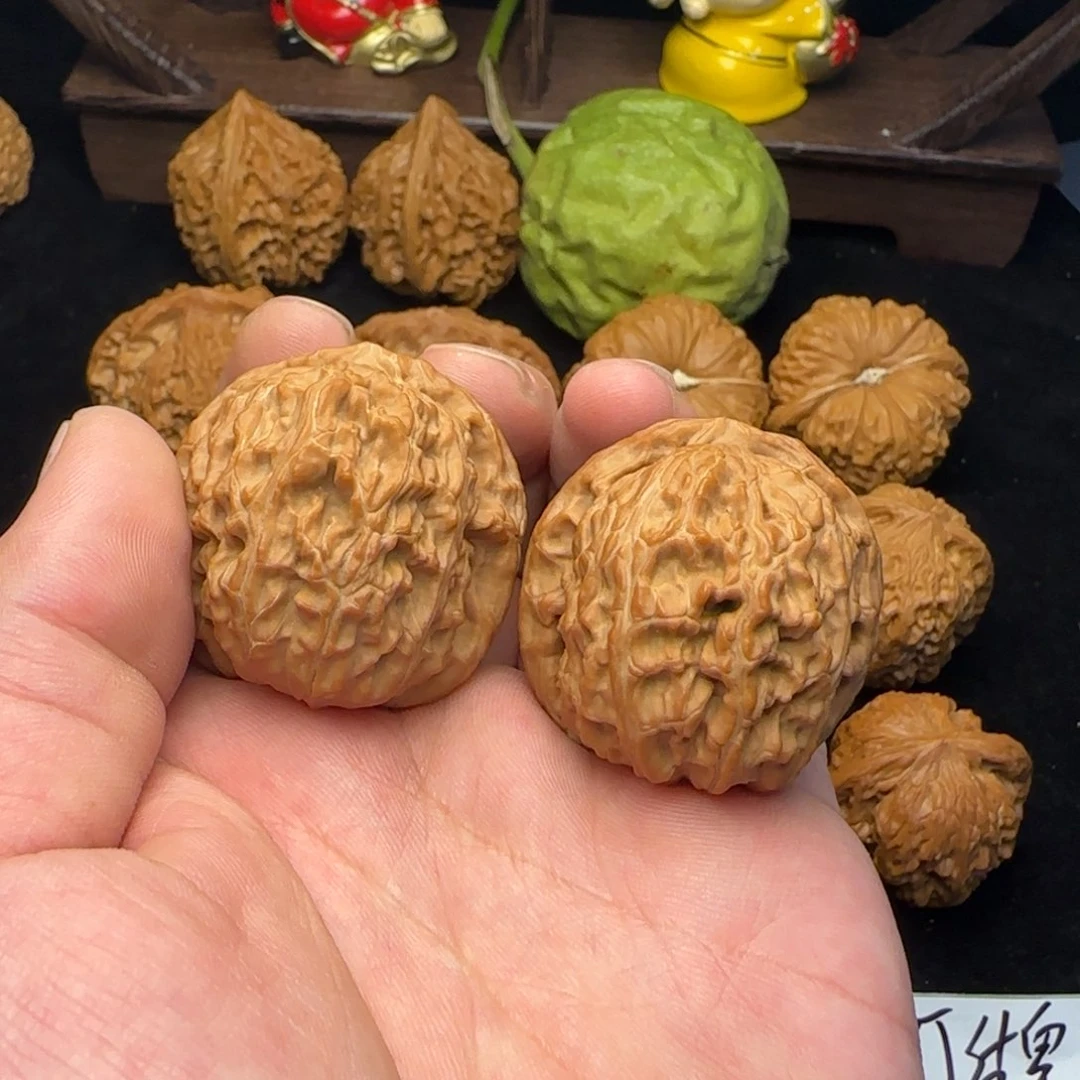 文玩核桃吊坠白狮子