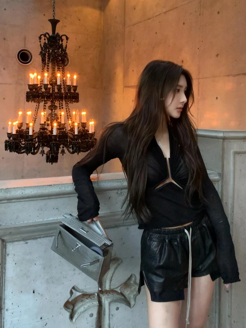 性感辣妹气质修身镂空长袖上衣女夏季2025新款显瘦PU皮短裤子套装