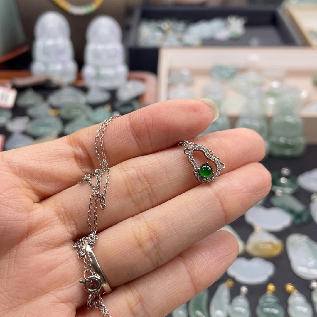 ****光翡翠未镶嵌颈饰葫芦