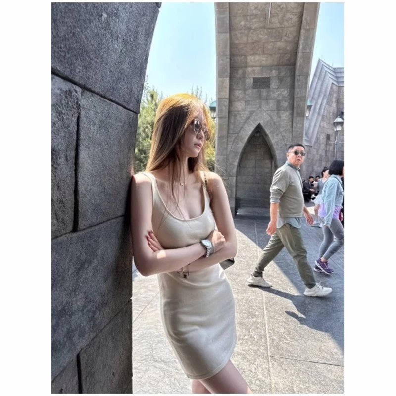 杏色U领针织吊带短裙连衣裙女夏季新款小个子收腰修身显瘦包臀裙