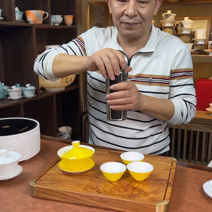 斗笠黄盖碗加六个杯子