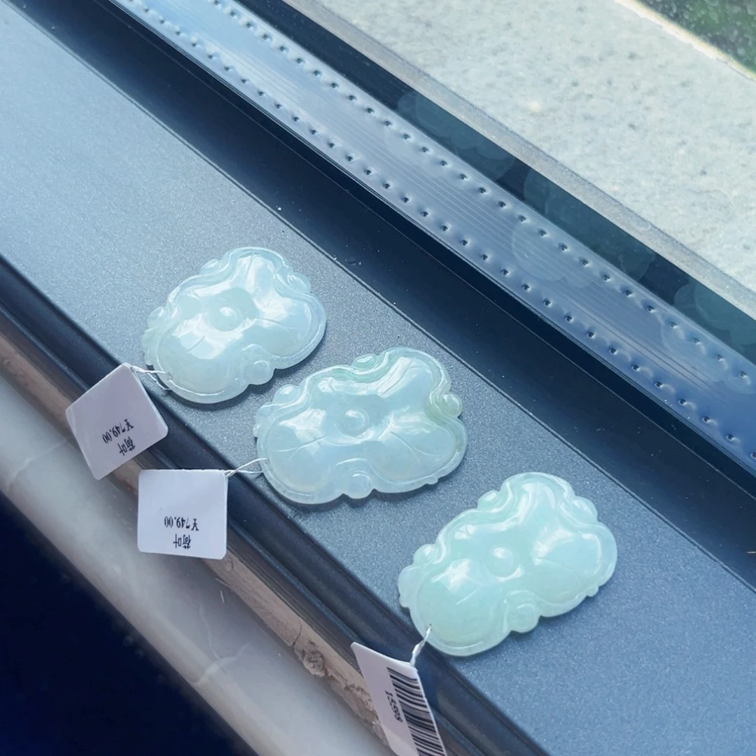 翡翠未镶嵌颈饰荷叶