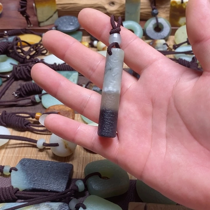 蛇纹石玉挂件未镶嵌碳***饼