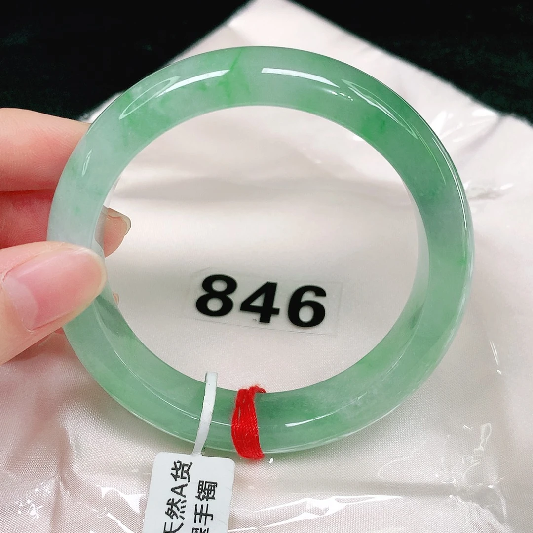 翡翠手镯未镶嵌翡翠手镯未镶嵌