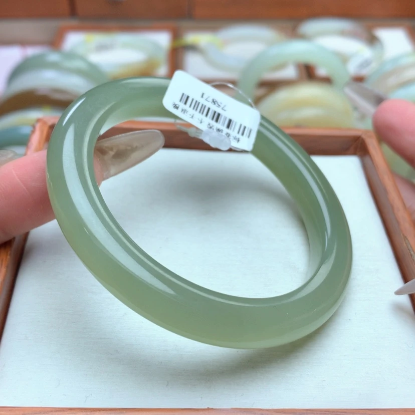 【闪购商品】和田玉手镯未镶嵌56