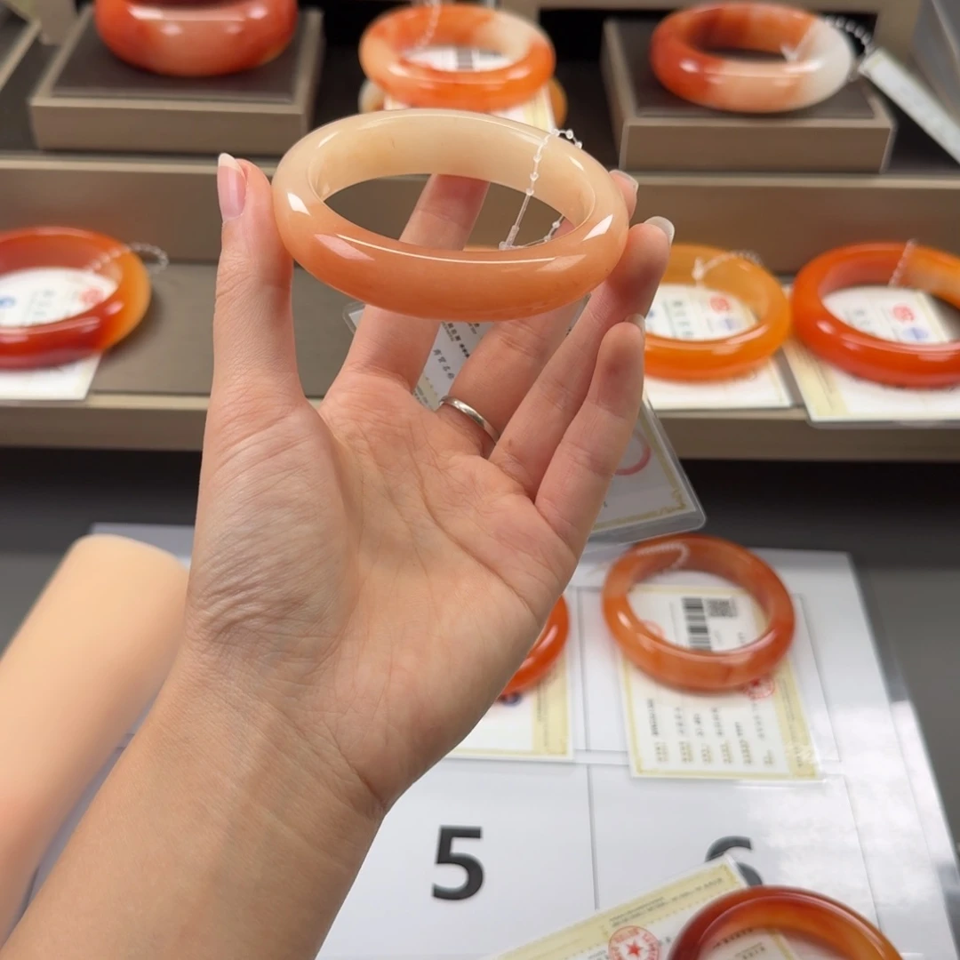 吉****石英质玉（黄龙玉）合金手镯