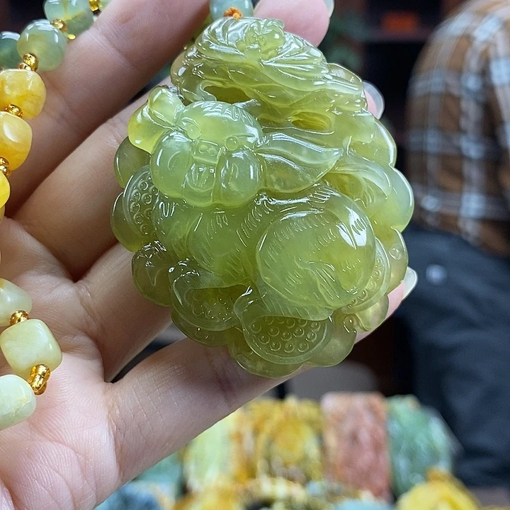 蛇纹石玉未镶嵌颈饰