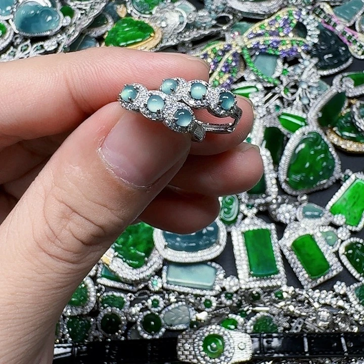 翡翠颈饰未镶嵌天然A货翡翠放漏