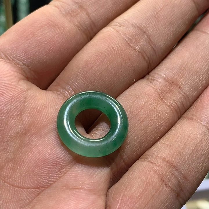 未镶嵌石英质玉戒指