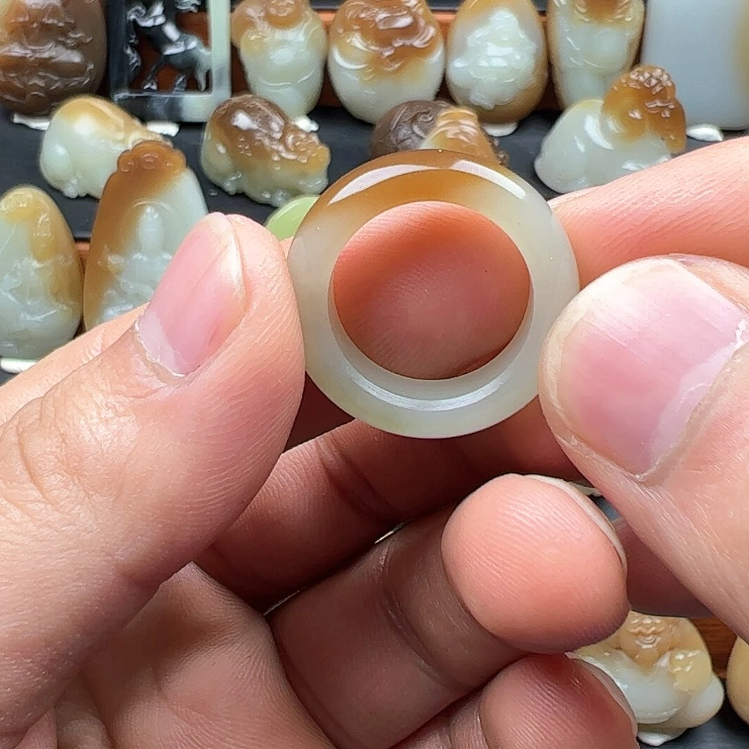 和田玉（糖玉）颈饰未镶嵌无***。