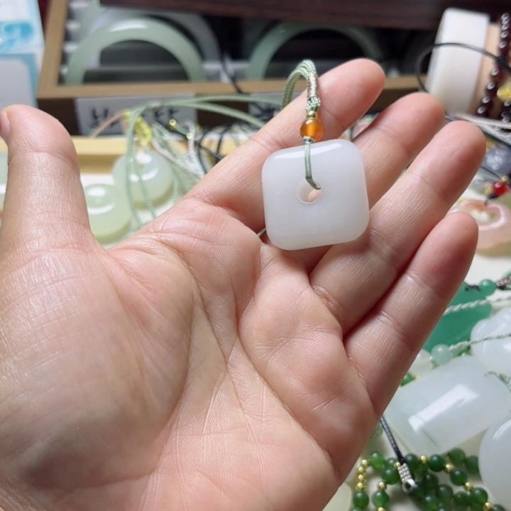 颈饰未镶嵌石英质玉