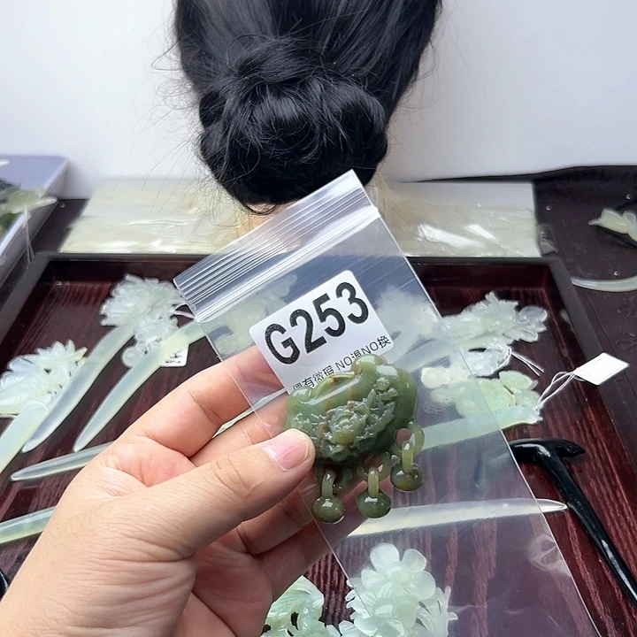 蛇纹石玉发饰合金榴**奶