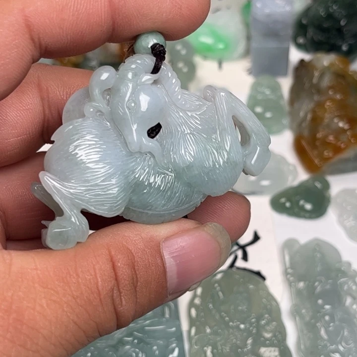 翡翠未镶嵌颈饰羊