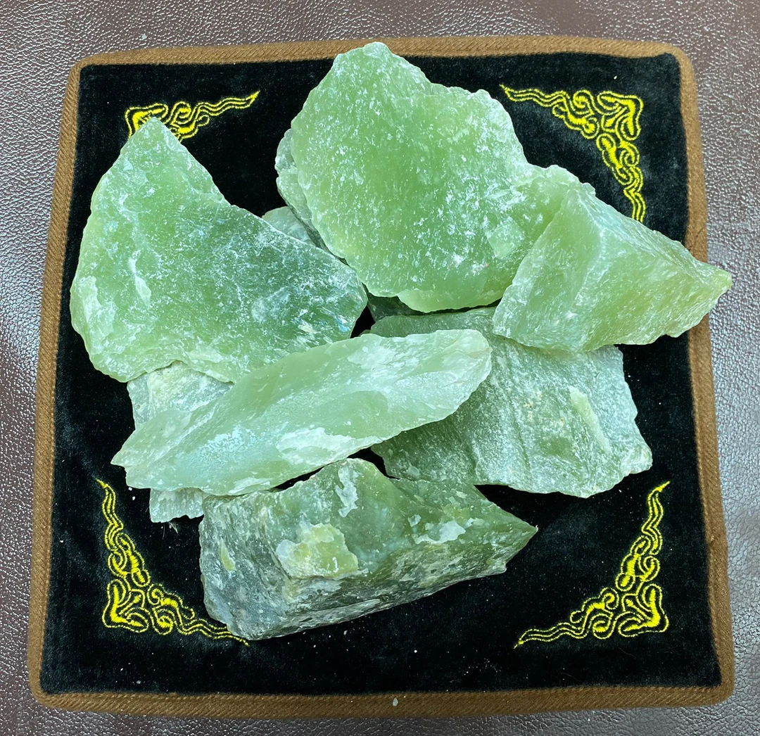 中国四大名玉之一 岫玉高冰原石毛料随机发货一斤