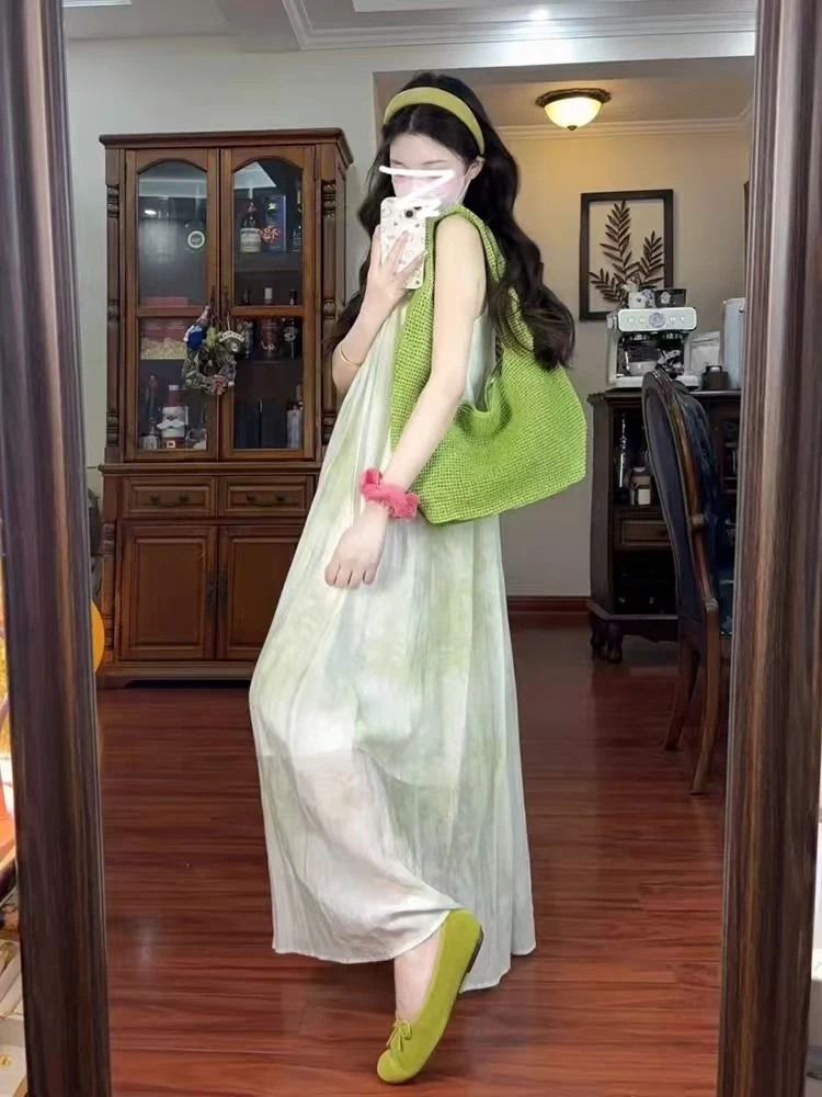 吊带连衣裙子女夏季2025年新款法式海边度假风仙女薄荷绿扎染长裙