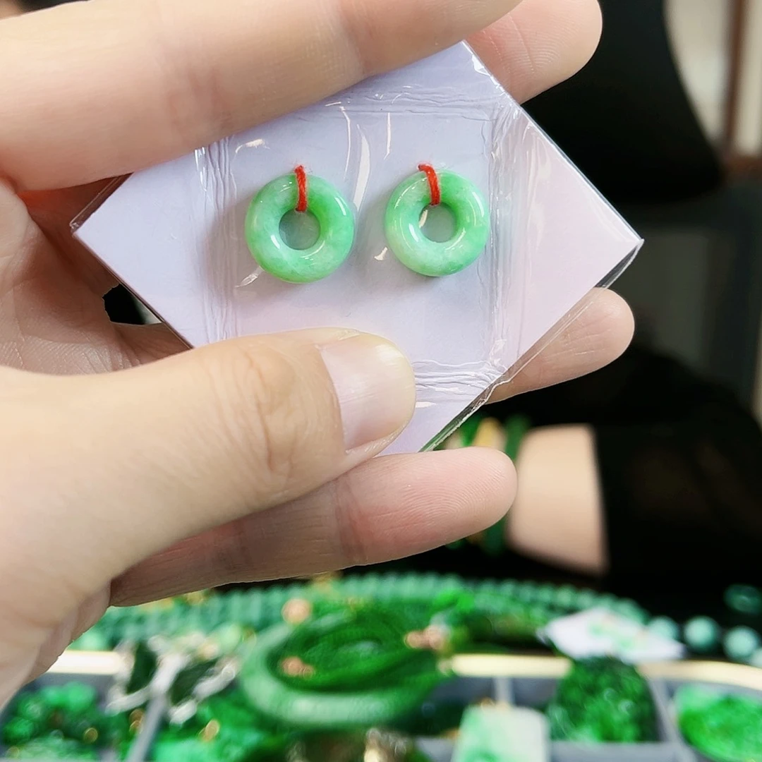 翡翠颈饰未镶嵌耳饰多样性
