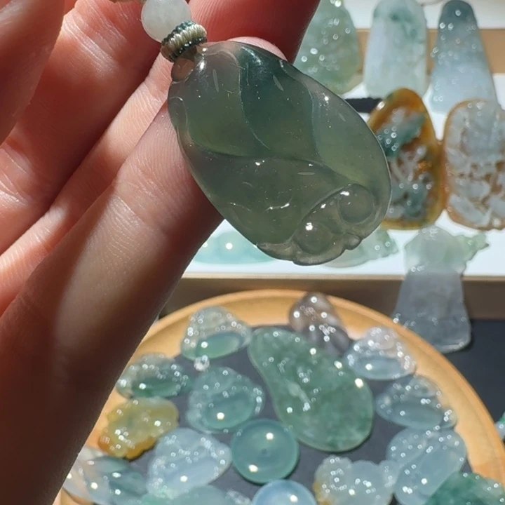 翡翠18K金镶嵌颈饰九尾狐