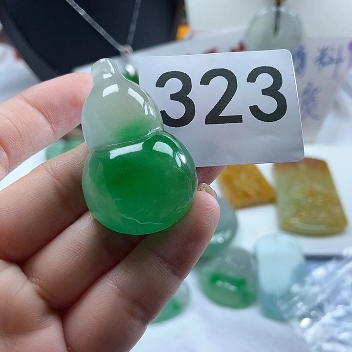 翡翠未镶嵌吊坠(赠链)