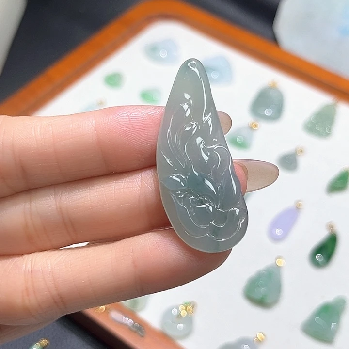 翡翠未镶嵌颈饰荷花