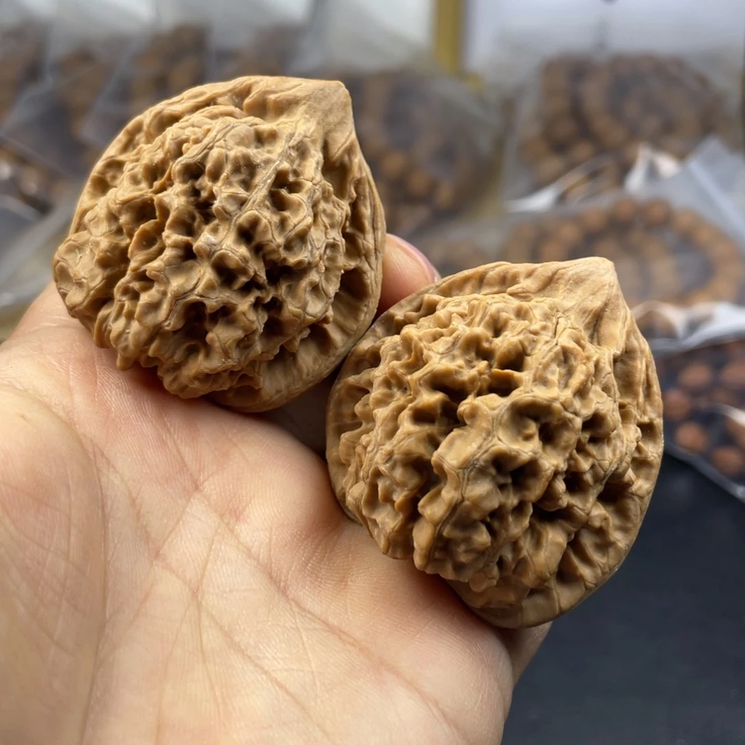 猴头核桃吊坠别有韵