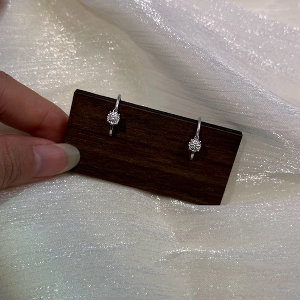 18K金镶天然钻石四爪独钻耳包一对