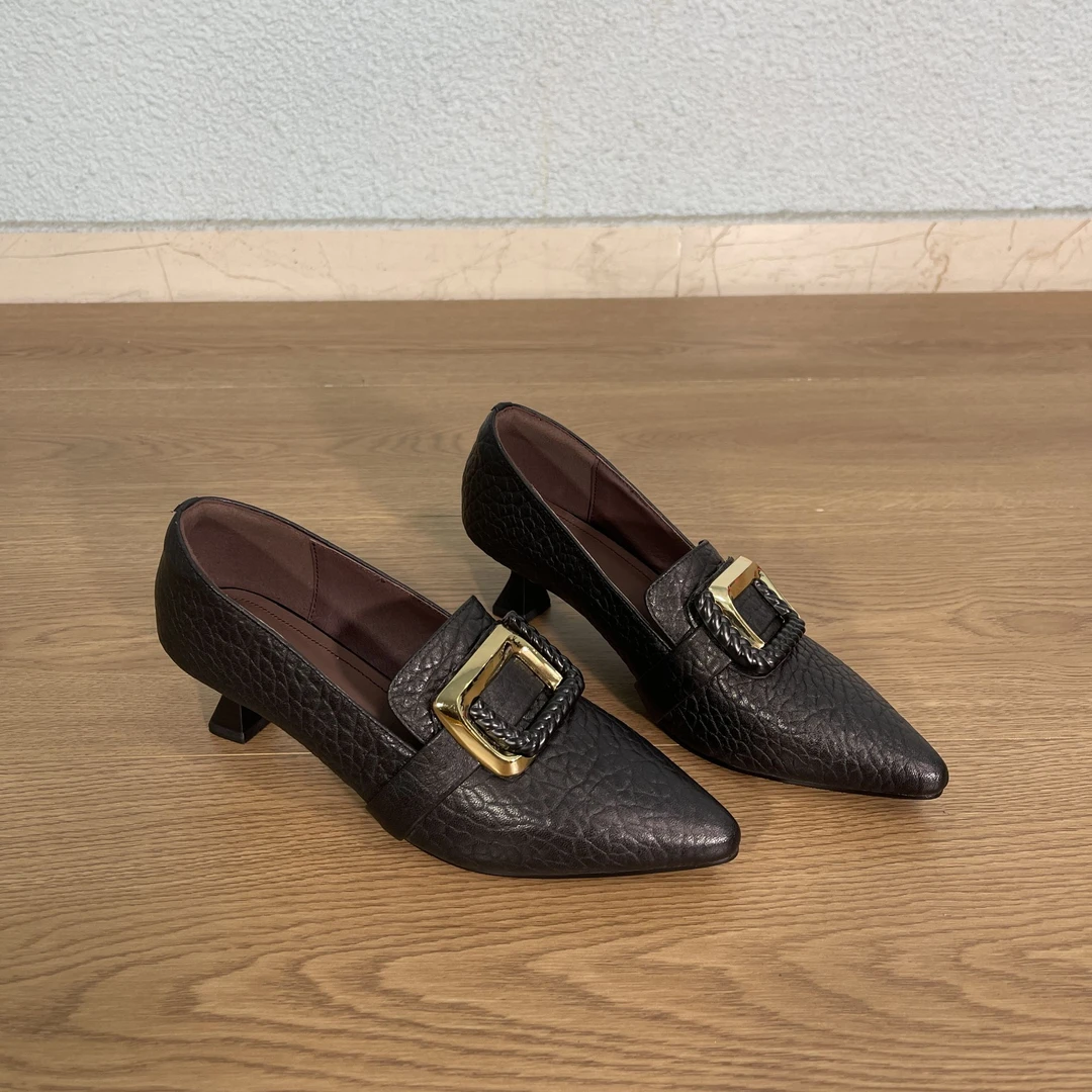 复古棕色尖头小皮鞋2025新款金属扣真皮深口单鞋细跟高跟鞋