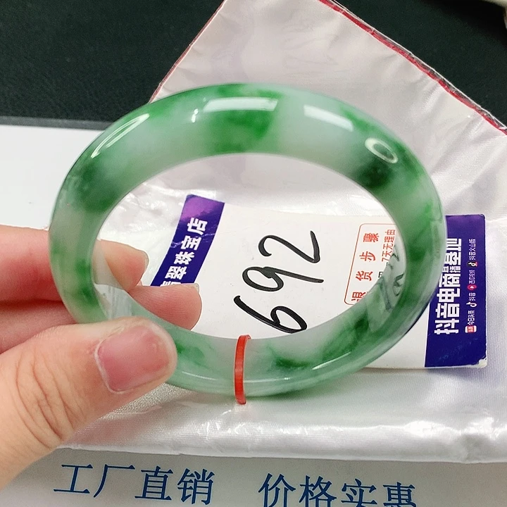 翡翠手镯未镶嵌翡翠