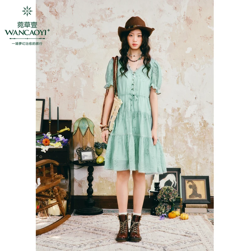 菀壹2025夏季新款V领泡泡袖裙子设计感减龄绣花连衣裙Q07130421