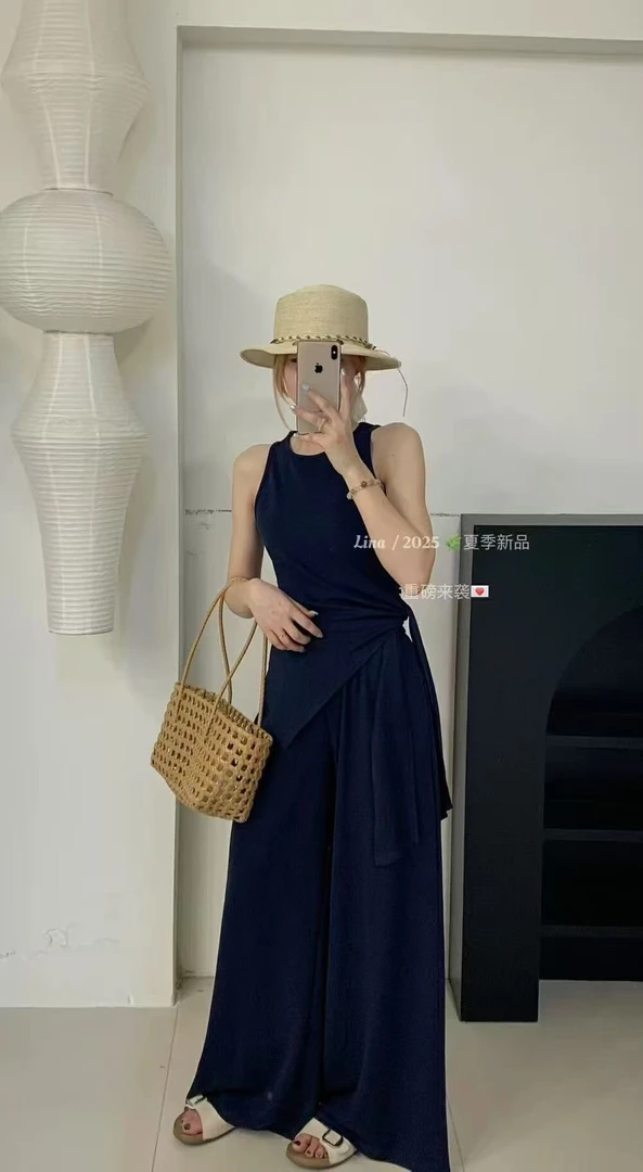 黑色连衣裙修身减龄圆领