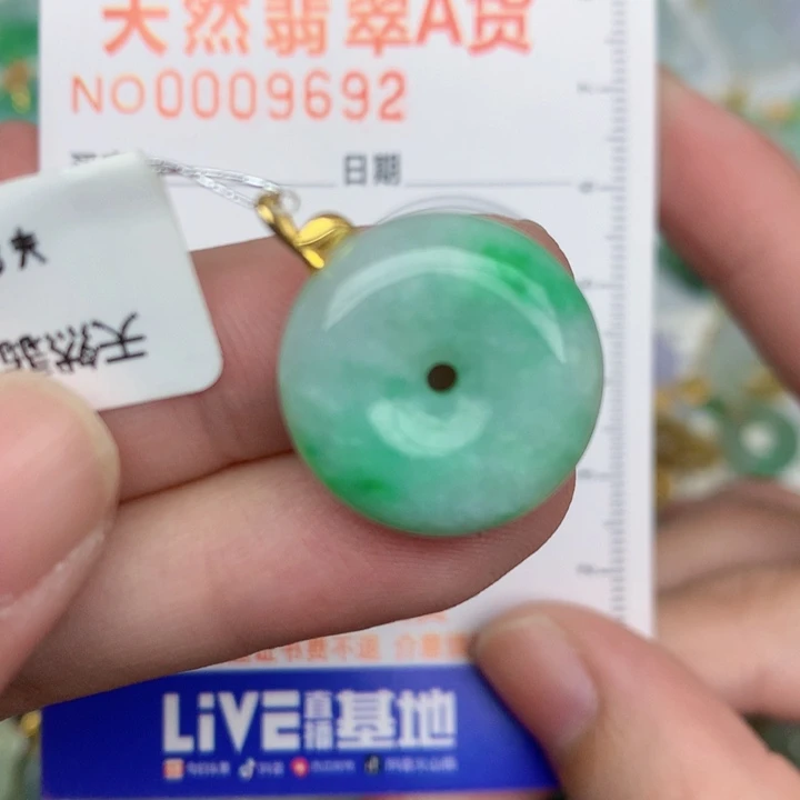 颈饰18K金镶嵌翡翠扣